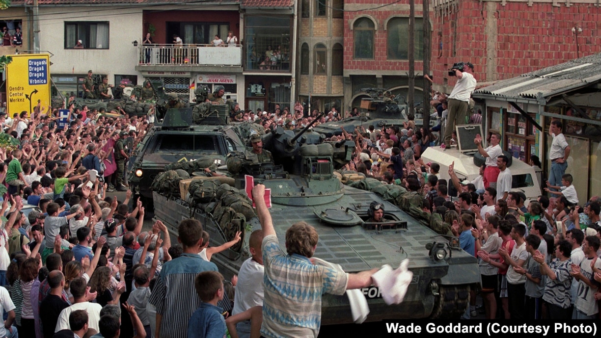 Ushtarët gjermanë të NATO-s priten si heronj nga shqiptarët e Kosovës në qytetin e Prizenit, më 13 qershor 1999.