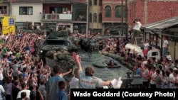 Ushtarët gjermanë të NATO-s priten si heronj nga shqiptarët e Kosovës në qytetin e Prizenit, më 13 qershor 1999.