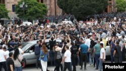 Demonstrația din centrul Erevanului, de joi, a fost organizată de Mișcarea „Tavush pentru Patria Mamă”, numită așa după o regiune disputată cu vecinii azeri.