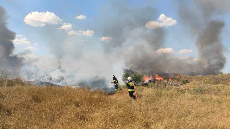 Pompierii au stins incendiul de la Cahul. Zeci de hectare de vegetație au ars pe aeroportul Mărculești