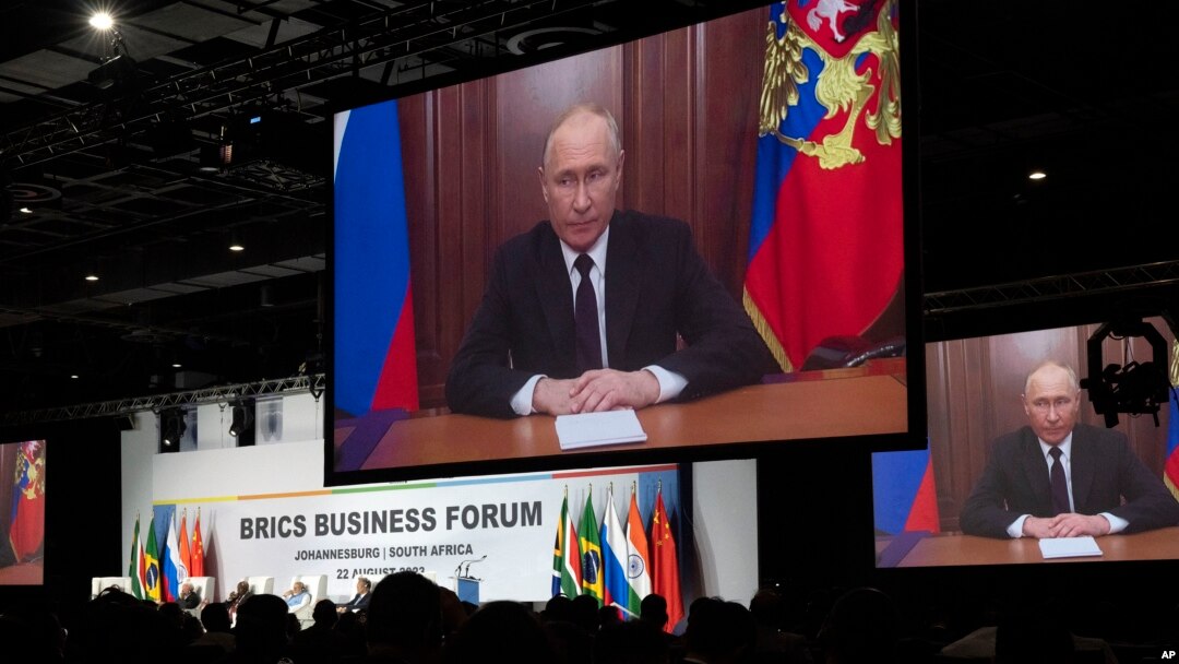 Un discurs preînregistrat al președintelui rus Vladimir Putin este difuzat liderilor din grupul BRICS, la începutul unui summit de două zile în Africa de Sud, 22 august 2023.