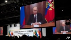 Un discurs preînregistrat al președintelui rus Vladimir Putin este difuzat liderilor din grupul BRICS, la începutul unui summit de două zile în Africa de Sud, 22 august 2023.