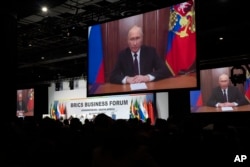 Un discurs preînregistrat al președintelui rus Vladimir Putin este difuzat liderilor din grupul BRICS, la începutul unui summit de două zile în Africa de Sud, 22 august 2023.