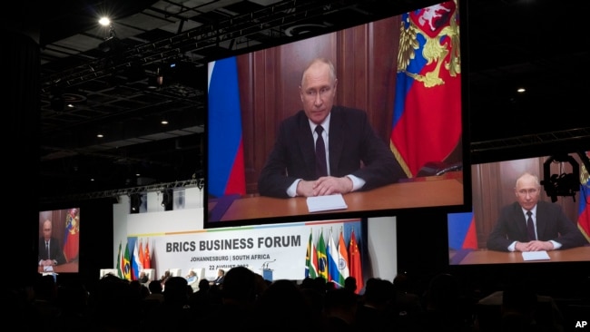 Presidenti rus, Vladimir Putin, duke iu drejtuar pjesëmarrësve të samitit të BRICS-it, në Johanesburg, përmes video-lidhjes, më 22 gusht 2023.