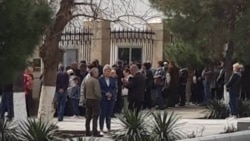 Aşgabatda daşary ýurtlaryň ilçihanalarynyň öňünde wiza almak isleýän türkmen raýatlarynyň uly nobatlary yzygiderli emele gelýär. 