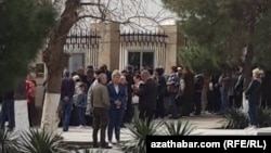 Aşgabatda daşary ýurtlaryň ilçihanalarynyň öňünde wiza almak isleýän türkmen raýatlarynyň uly nobatlary yzygiderli emele gelýär. 