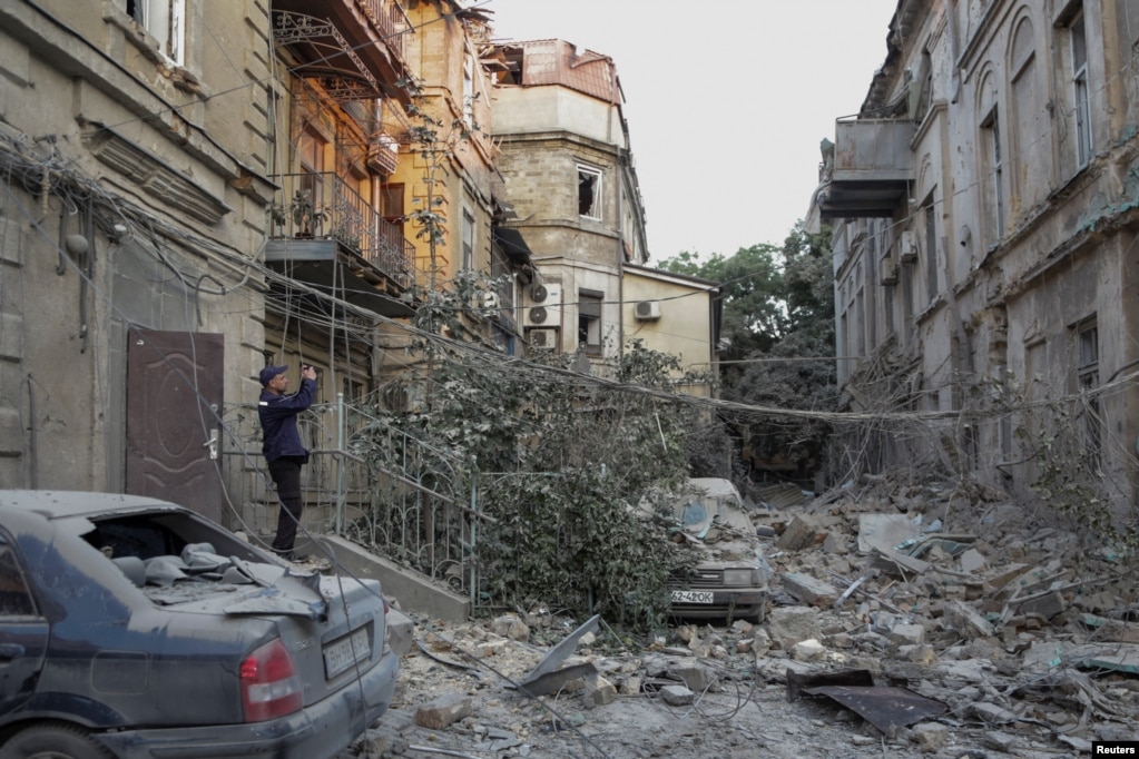 Oleg Kiper, capo dell'amministrazione regionale di Odessa, ha detto che sei case sono state distrutte, dozzine di auto sono state danneggiate.