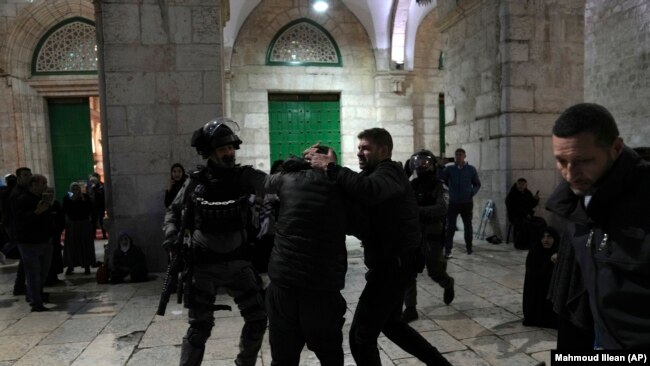 Izraelska policija hapsi jednog od Palestinaca u džamiji al-Aksa, 5. april