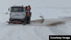 Төө-Ашуу ашуусундагы жол тазалоочулар. Архивдик сүрөт.