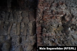 ნარიყალას ციხის კედელი, რომელიც კარგად ასახავს მის არქიტექტურას. სამშენებლო მასალად გამოყენებულია ქართული აგური.