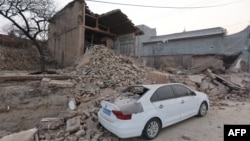Зруйновані будівлі та пошкоджений автомобіль після землетрусу в Дахецзя, повіт Цзишань, провінція Ганьсу на північному заході Китаю, 19 грудня 2023 року, фото ілюстративне