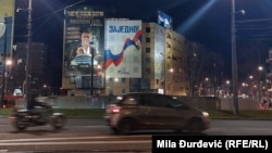 Gasprom njeft, firma pod embargom EU koja je do tada imala više od polovine akcija NIS-a, prodala je deo ruskom Gaspromu koji slobodno radi. Na fotografiji transparent Gasproma u centru Beograda.