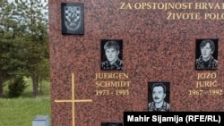Ime Nijemca Jürgena Schmidta ispisano je na spomeniku poginulim pripadnicima HVO-a u Gornjem Vakufu/Uskoplju