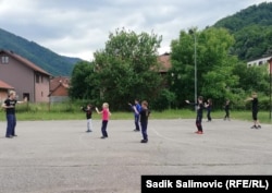Djeca treniraju kung-fu u Potočarima