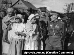 Сидір Ковпак (праворуч) спілкується із селянками, 1943 рік
