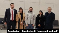 Gazetarja afgane, Nadia Gulabzada, mbërrin në Kosovë, më 14 shkurt 2023.