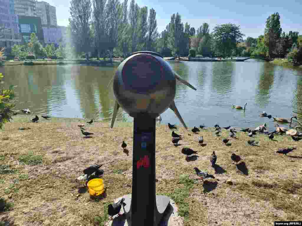 Для того чтобы посетители парка имели возможность угощать здоровым кормом птиц, в Гагаринском парке у пруда установил аппарат, где можно приобрести специальный корм для пернатых