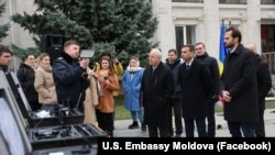 Fotografie de la evenimentul de donare a 10 truse de detectare a contrabandei, furnizate de USAID Serviciului Vamal al Republicii Moldova. 