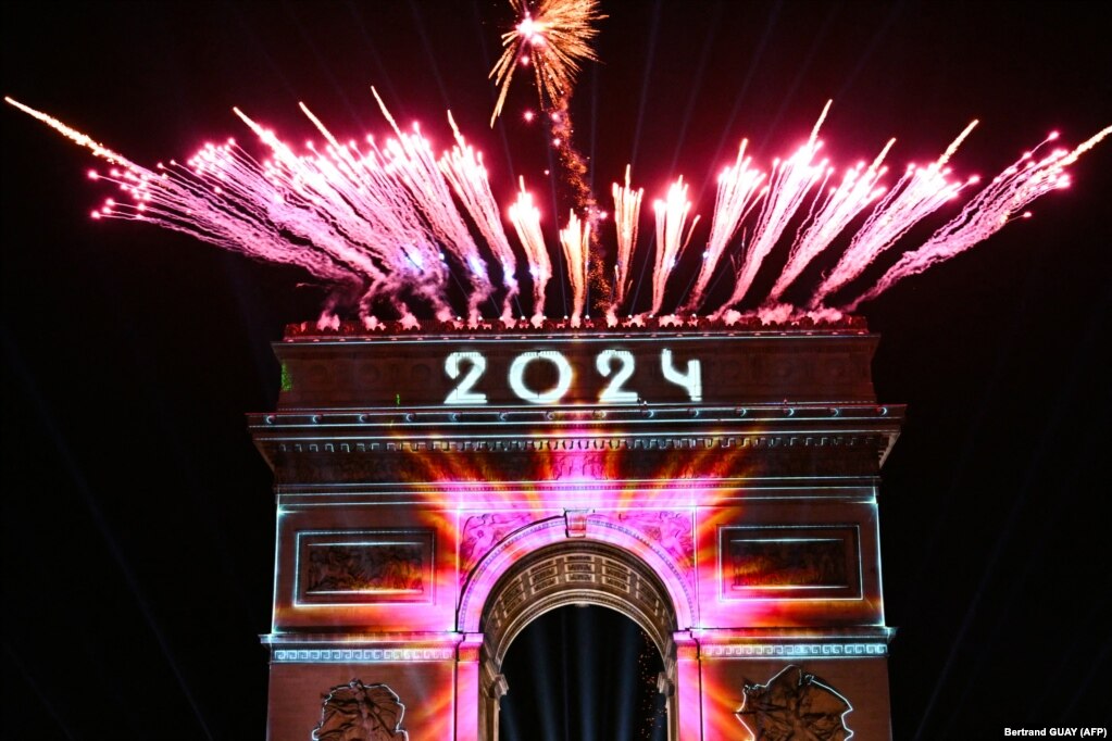 Fishekzjarrë në Harkun e Triumfit në Paris të Francës. 1 janar 2024.&nbsp;