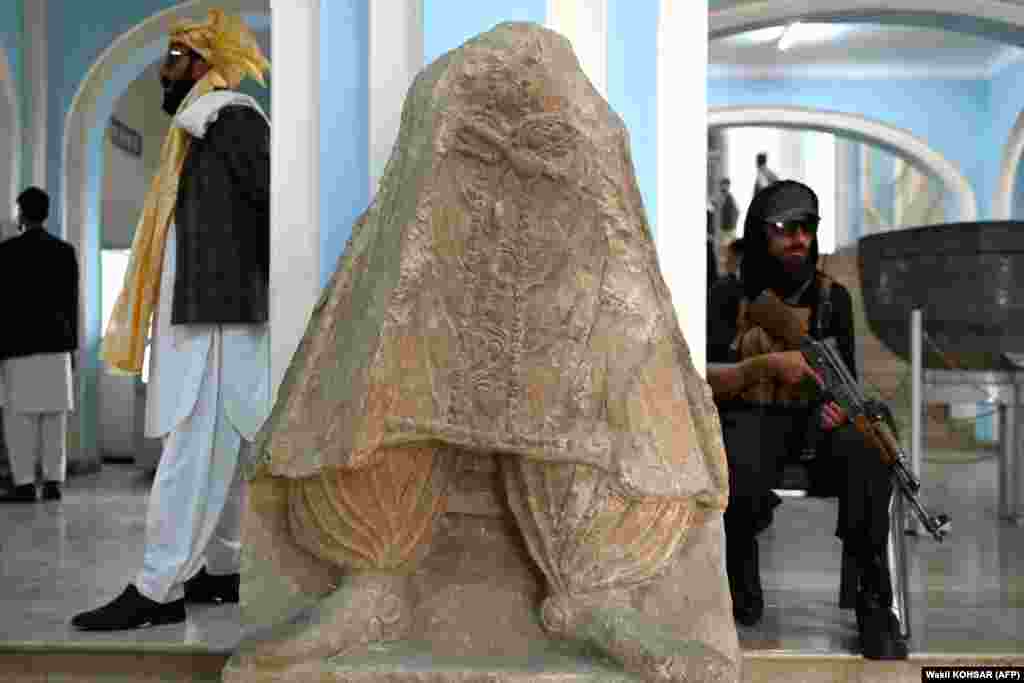 Таліб ахоўвае скульптуру імпэратара Кушанскай дынастыі ў Нацыянальным музэі Аўганістана ў Кабуле.