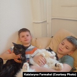 Katsiaryna Farmahei a venit în România cu cei doi băieți, trei pisici, patru tarantule și un câine.