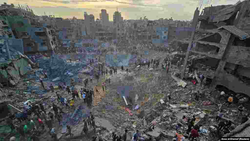 ИЗРАЕЛ -&nbsp;Израелската војска изврши воздушен напад врз бегалскиот камп Џебалија во северниот дел на Газа, изјави вечерва портпаролот на израелската армија, Ричард Хехт. &bdquo;Во таа област беше присутен и висок воен командант на Хамас&ldquo;, изјави за Си-Ен-Ен портпаролот на израелската војска.
