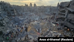 Урнатини во кампот Џабалија по израелски воздушен напад