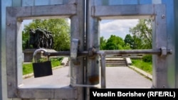 Поглед към оградения Паметник на Съветската армия, 22 април 2024 г.