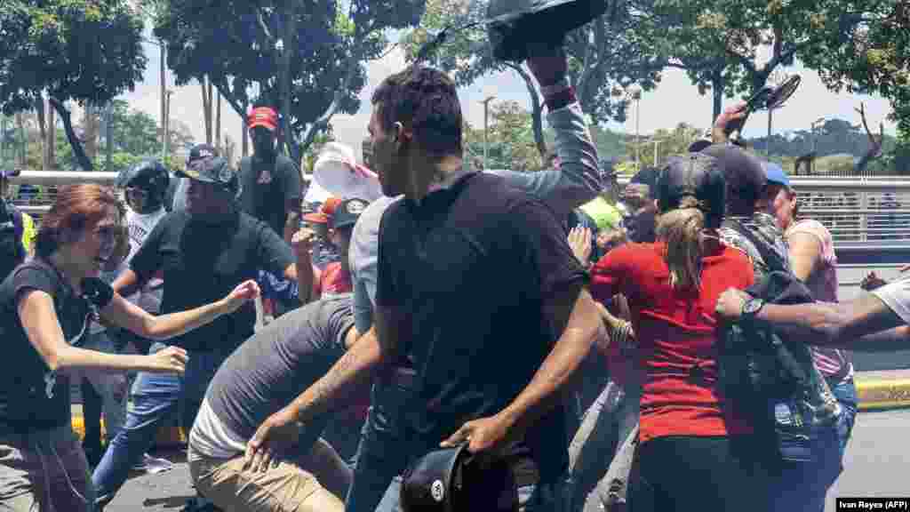 A venezuelai kormány ellenzői a munka ünnepén összecsaptak Nicolás Maduro venezuelai elnök támogatóival Caracasban