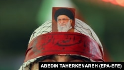 Чалавек з выявай найвышэйшага лідэра Ірану Алі Хамэнэі падчас антыізраільскай дэманстрацыі ў Тэгеране. Красавік 2024 г., ілюстрацыйнае фота