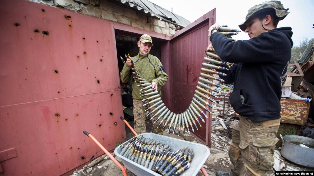 Militarii ucraineni încarcă muniție pentru un tun antiaerian, în apropiere de orașul Bahmut, Donețk, Ucraina, 12 aprilie 2023.