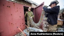 Militarii ucraineni încarcă muniție pentru un tun antiaerian, în apropiere de orașul Bahmut, Donețk, Ucraina, 12 aprilie 2023.