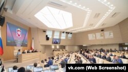 Зал заседаний российского парламента Крыма после ремонта, 28 февраля 2023 года
