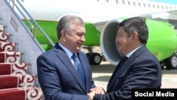  Өзбекстан президенти Шавкат Мирзиёев жана министрлер кабинетинин төрагасы Акылбек Жапаров. 