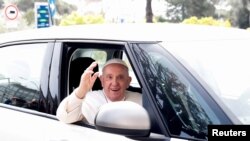 Папата Франциск мафта од автомобил додека ја напушта римската болница Гемели. Италија, 1 април 2023 година.