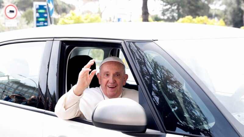 پاپ فرانسیس رهبر کاتولیک های جهان از شفاخانه مرخص شد