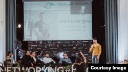  Мартин Тотев показва плана си за антитреморна ръкавица на състезанието 