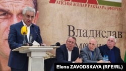 Наблюдатели обратили внимание на то, что на съезде экс-президент Абхазии Рауль Хаджимба прервал трехлетнюю паузу публичных выступлений