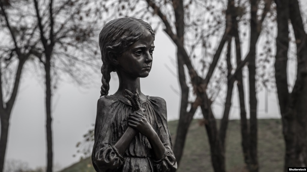 Скульптура маленькой девочки "Холм памяти детства" на территории Мемориала жертвам Голодомора