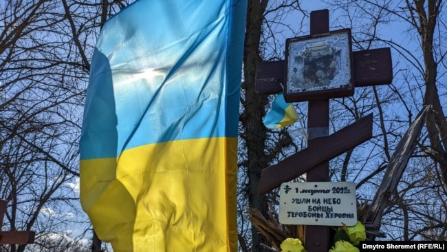 Бузковий парк, у Херсоні. Памʼятний знак на честь загиблих херсонців у бою з армією РФ в березні 2022 року