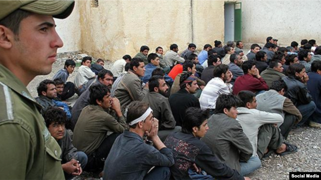 به مهاجران افغان در ناحیه پانزدهم تهران هشدار داده شده که در سریعترین زمان ممکن منطقه را ترک کنند.