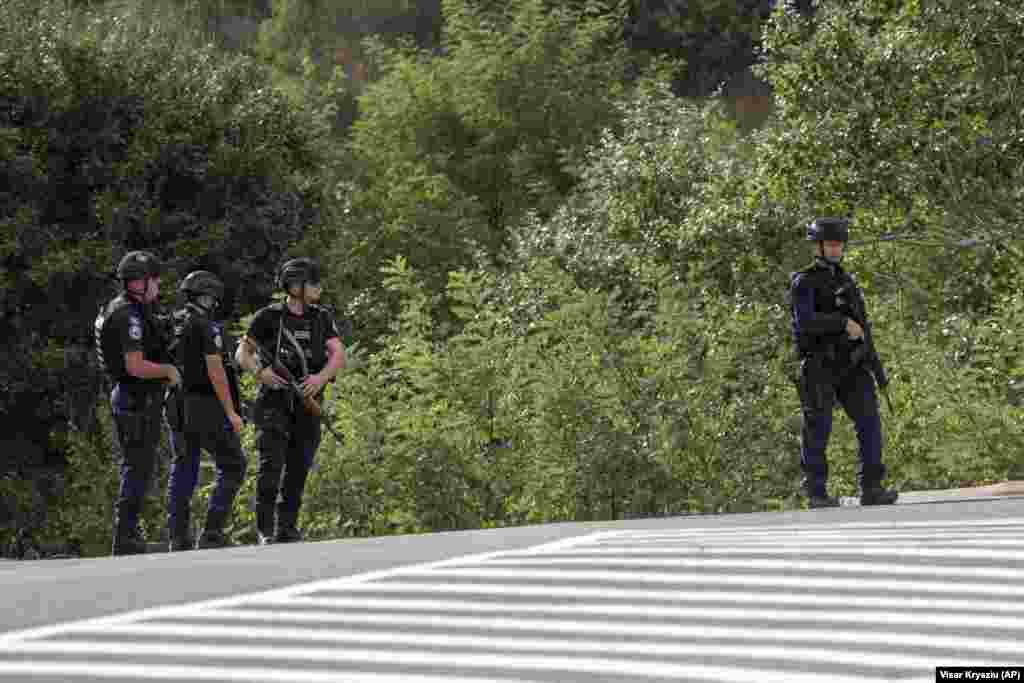 Pjesëtarë të Policisë së Kosovës në një rrugë afër Banjskës.