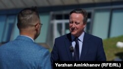 Britaniýanyň daşary işler ministri Dewid Kameron Astanada Azatlyk Radiosynyň Gazak gullugyna interwýu berýär. 25-nji aprel.