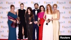 Melanie Miller, Daria Navalnaya, Maria Pevchikh, Shane Boris, Diane Becker, Odessa Rae dheYulia Navalnaya pozojnë me çmimin e fituar nga dokumentari "Navalny" në BAFTA.