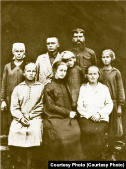 Фотография семьи Маттис. В ссылке, в Холмолеево. Около 1932 года. Крайняя справа в первом ряду – Магдалена
