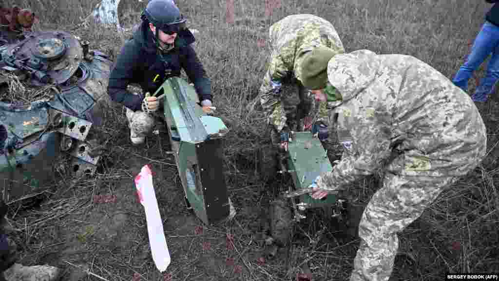 Az aknákon kívül egy másik problémát jelentenek a fel nem robbant lőszerek különböző típusai, beleértve a hatástalanított lövedékek és rakéták maradványait. A konfliktus kezdete óta mindkét fél &ndash; változó intenzitással &ndash; naponta több tízezer tüzérségi lövedéket lőtt ki. Az ukrán hadsereg becslése szerint ezeknek akár mintegy húsz százaléka célt téveszt és nem robban fel, ami hosszú távon veszélyt jelent a helyiekre