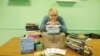Діти вже не читають російською: історія бібліотекарки, яка рятувала книги в окупованому селі на Харківщині