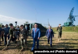 Imagine din iulie 2020, de la exercițiul tactic „Cer Senin 2020”, desfășurat la Regimentul de Rachete Antiaeriene de la Durlești. În centru, arătând direcția - Igor Gorgan, spre dreapta - Igor Dodon, pe atunci președintele R.Moldova, și ministrul Apărării, Victor Gaiciuc.