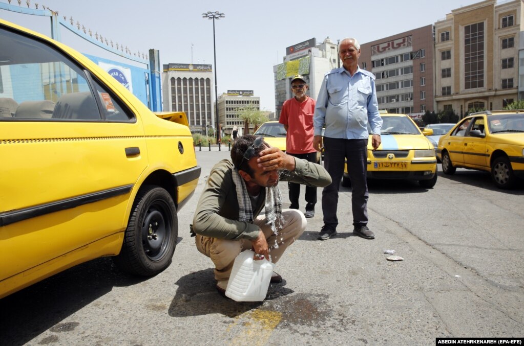 Taksista iz Teherana umiva lice vodom u pokušaju da se ohladi tokom toplog i sunčanog dana u glavnom gradu Irana ranije ovog mjeseca.