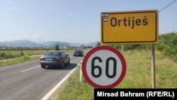 Putokaz na ulazu u mostarsko naselje Ortiješ sa ćiriličnim natpisom 2014. i bez njega 2023.